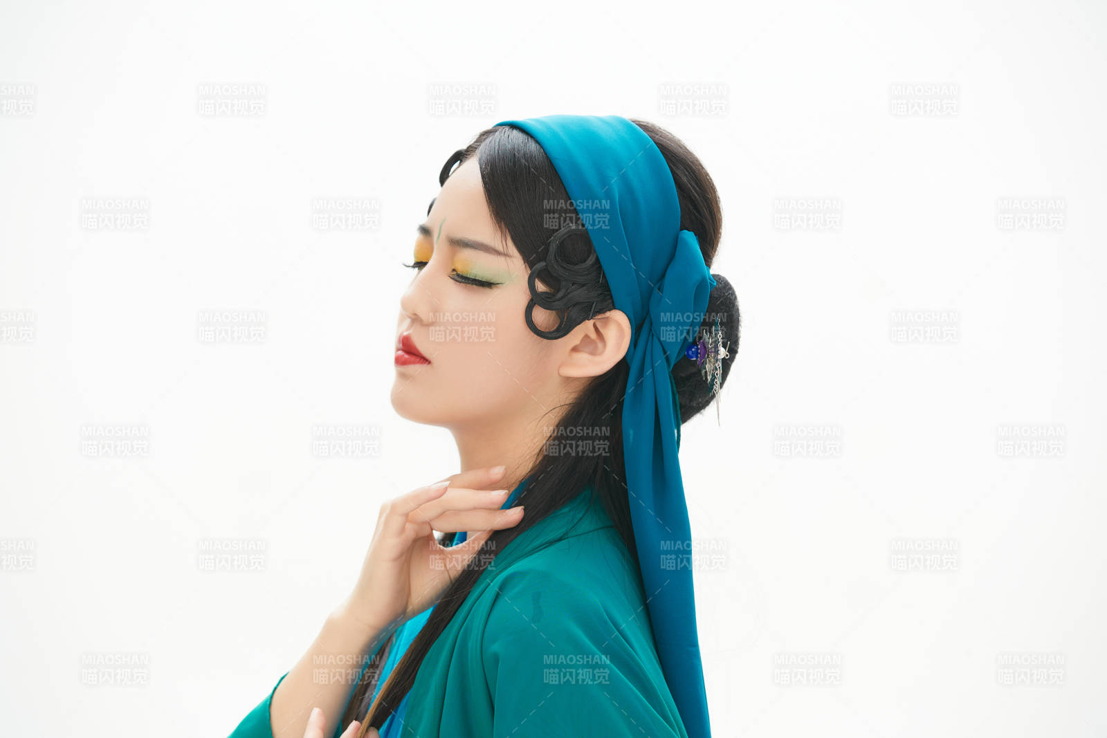 民間故事白蛇傳中小青服飾妝面的亞洲少女