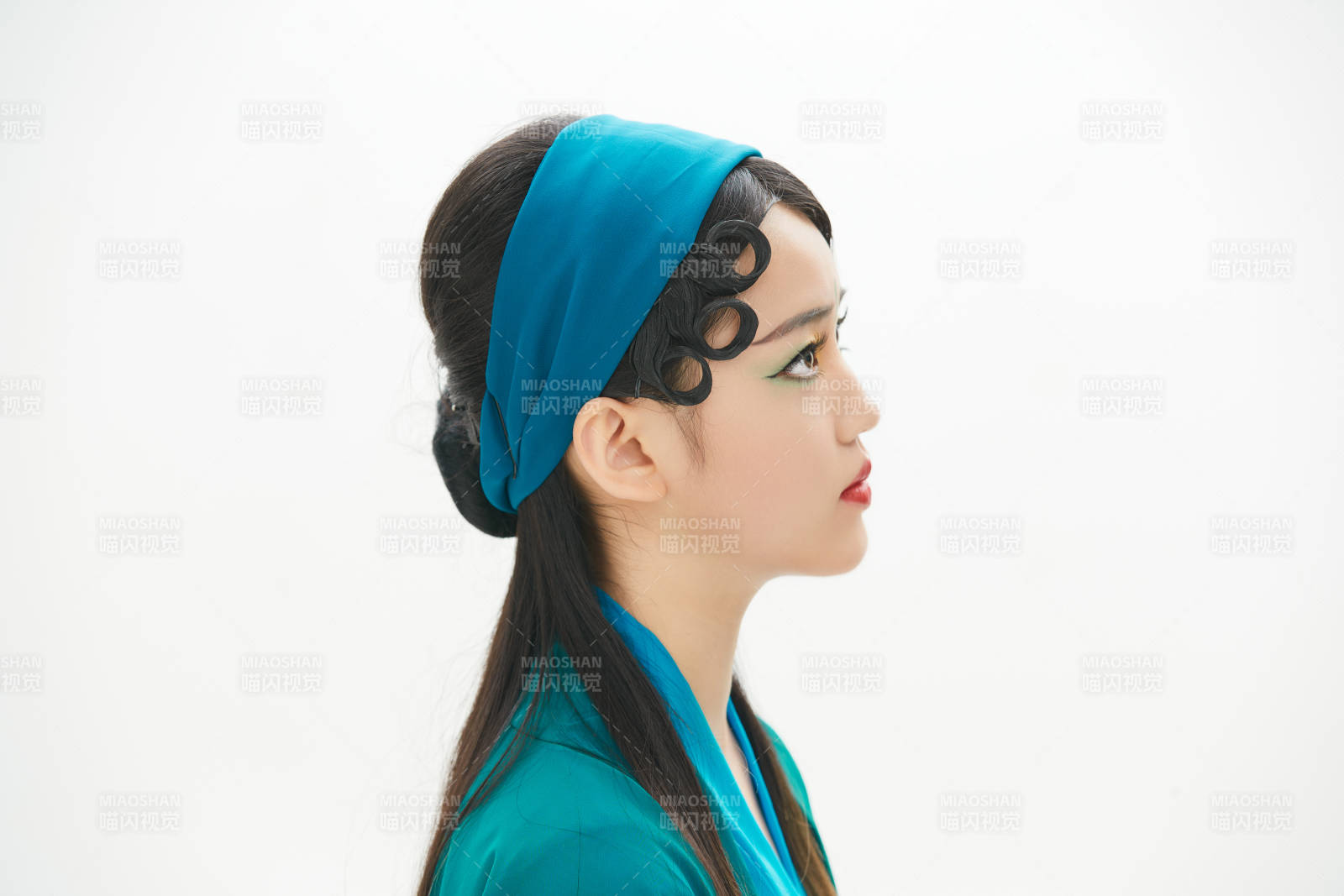 民間故事白蛇傳中小青服飾妝面的亞洲少女