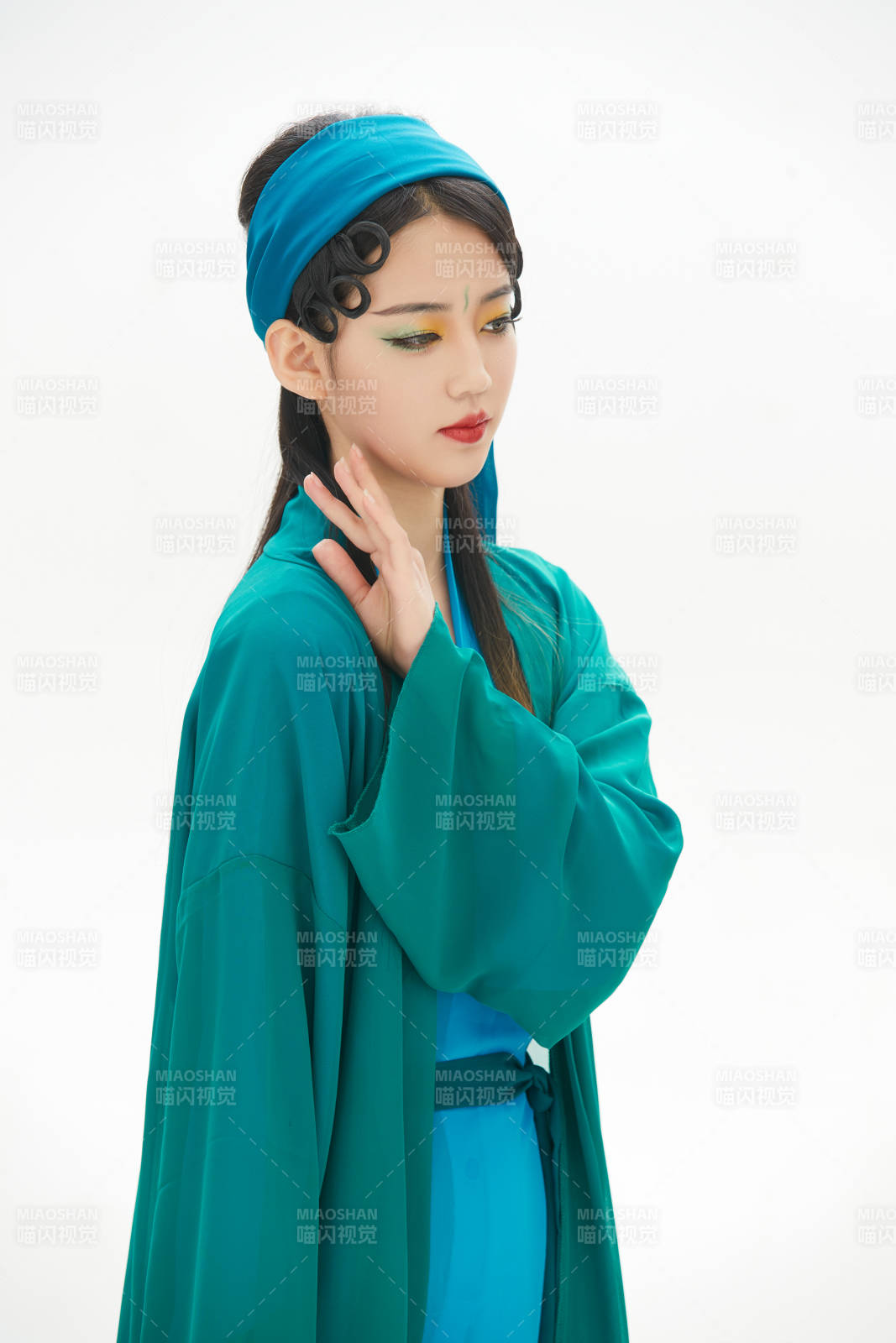 民間故事白蛇傳中小青服飾妝面的亞洲少女