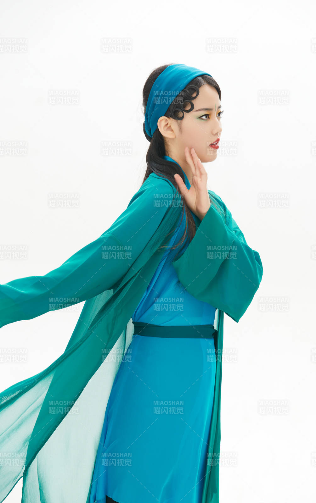 民間故事白蛇傳中小青服飾妝面的亞洲少女