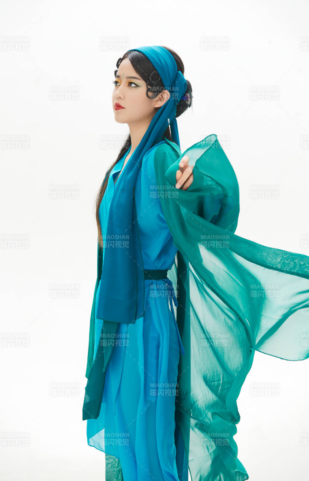 民間故事白蛇傳中小青服飾妝面的亞洲少女