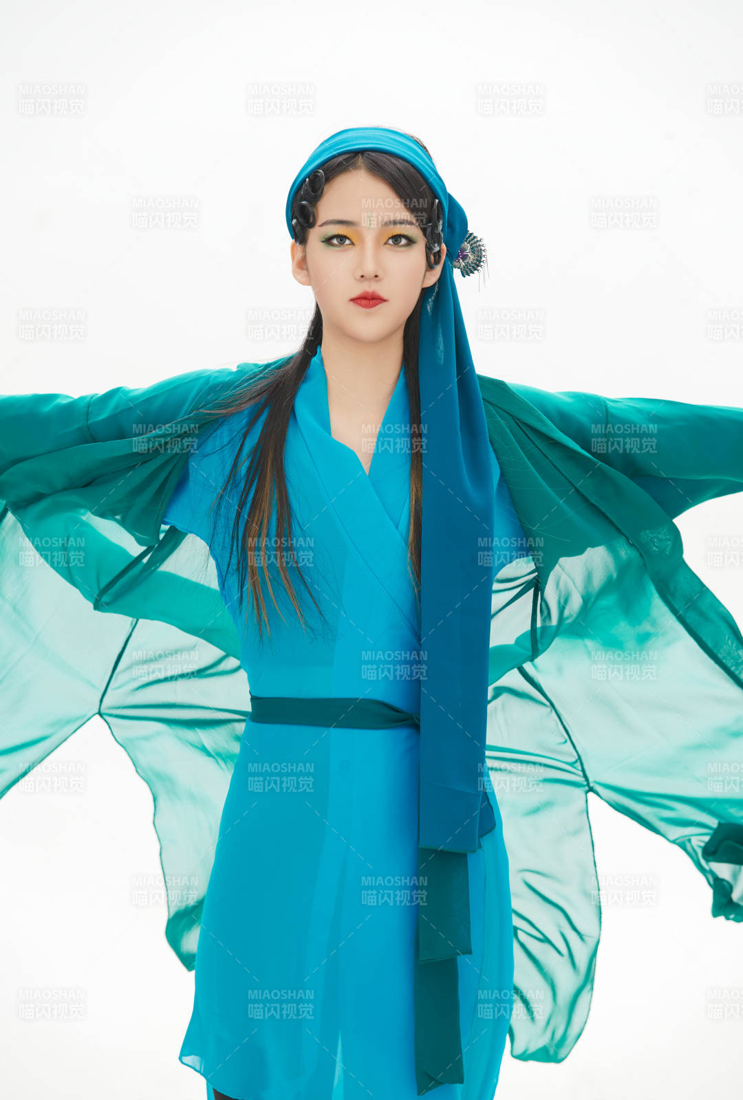 民間故事白蛇傳中小青服飾妝面的亞洲少女