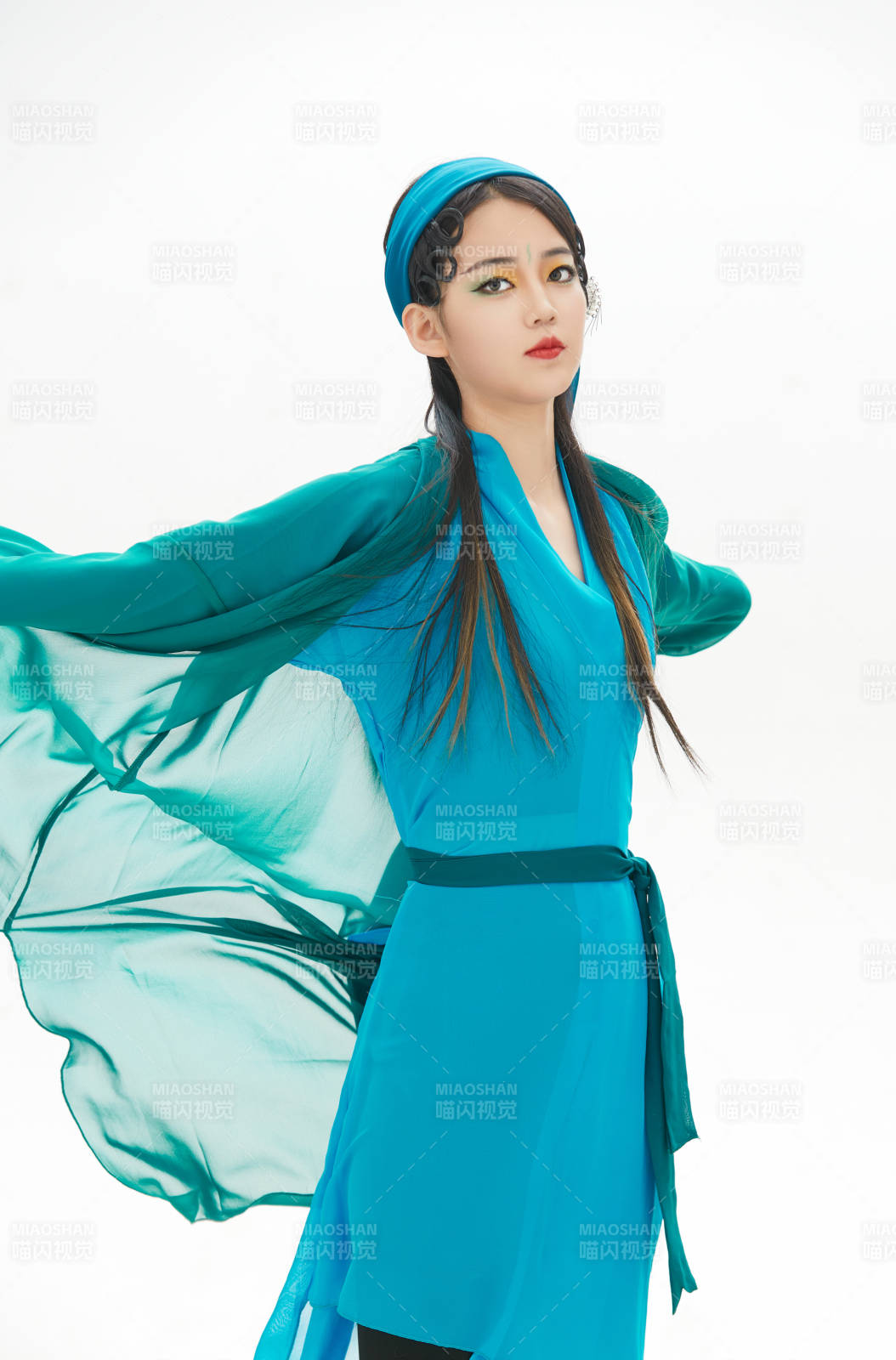 民間故事白蛇傳中小青服飾妝面的亞洲少女