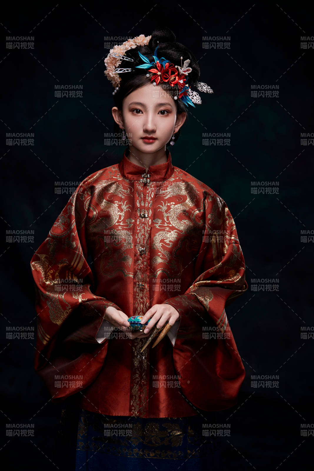 身穿明朝古裝漢服的東方少女