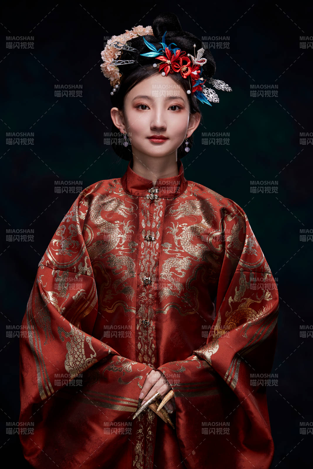 身穿明朝古裝漢服的東方少女