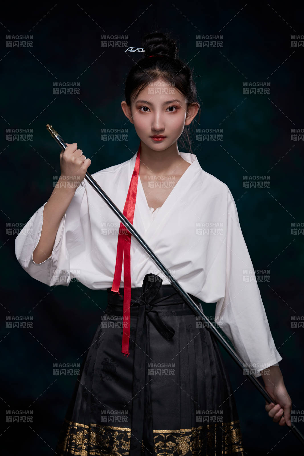 身穿明朝古裝漢服的東方少女