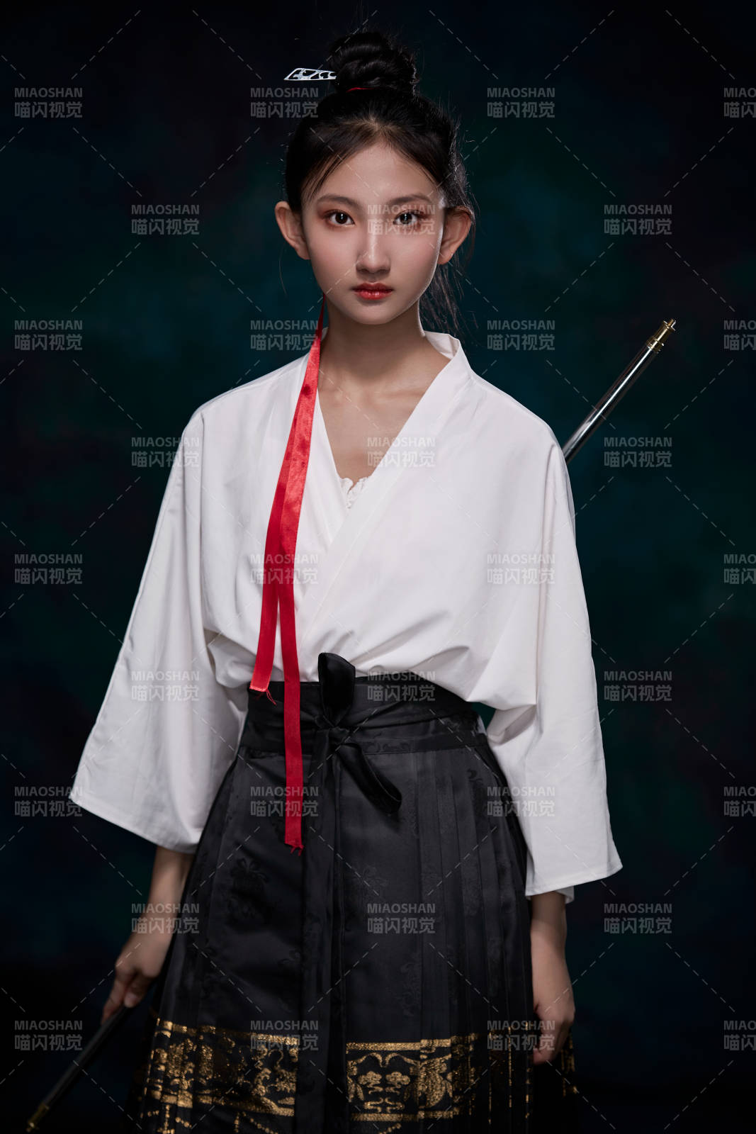 身穿明朝古裝漢服的東方少女