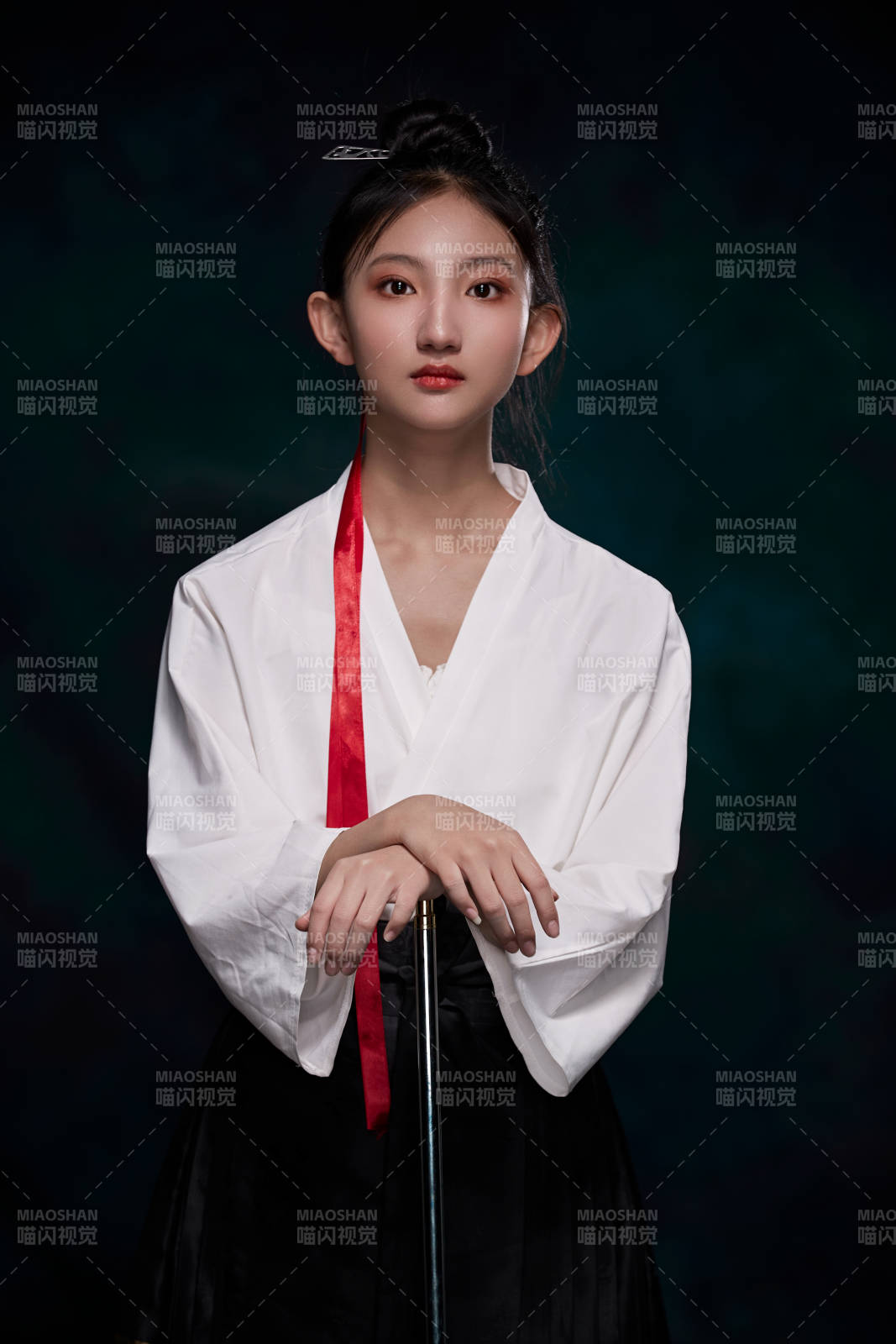 身穿明朝古裝漢服的東方少女