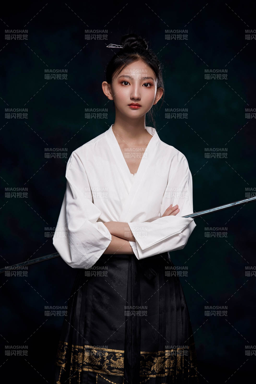 身穿明朝古裝漢服的東方少女