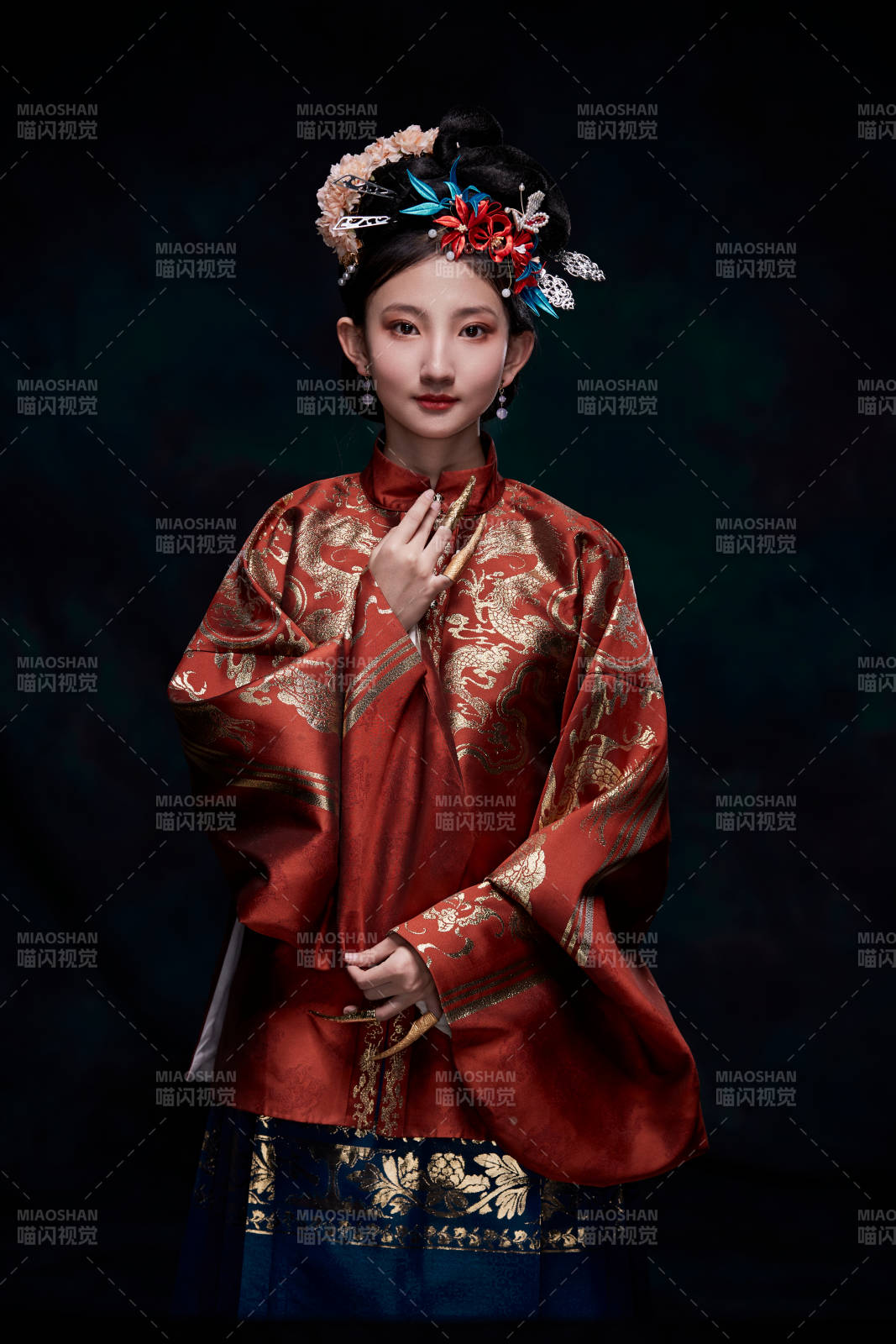 身穿明朝古裝漢服的東方少女