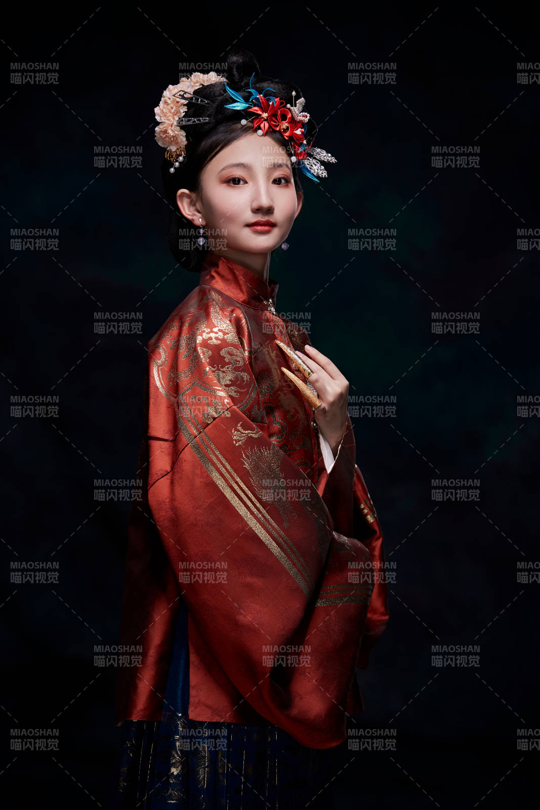 身穿明朝古裝漢服的東方少女