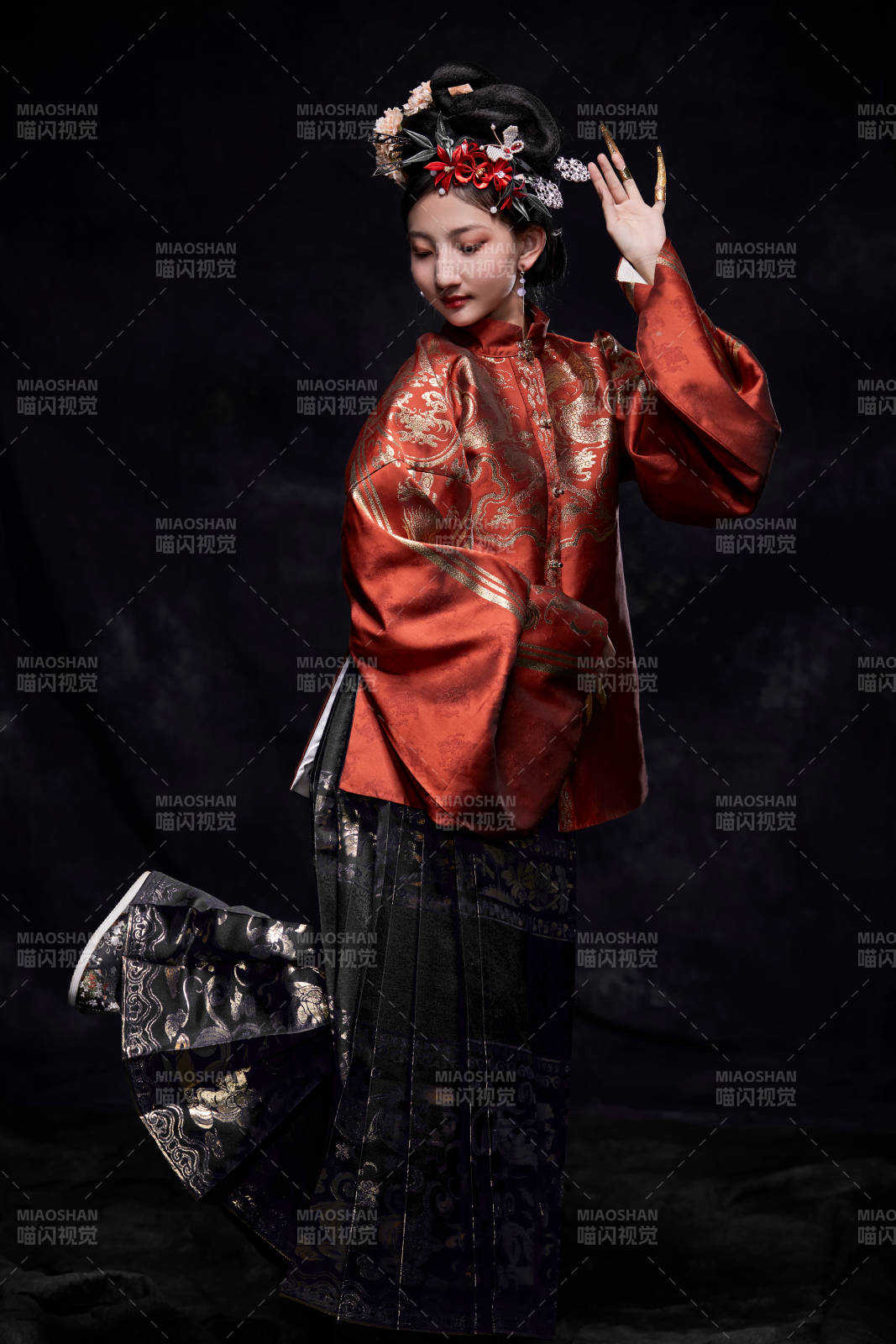 身穿明朝古裝漢服的東方少女