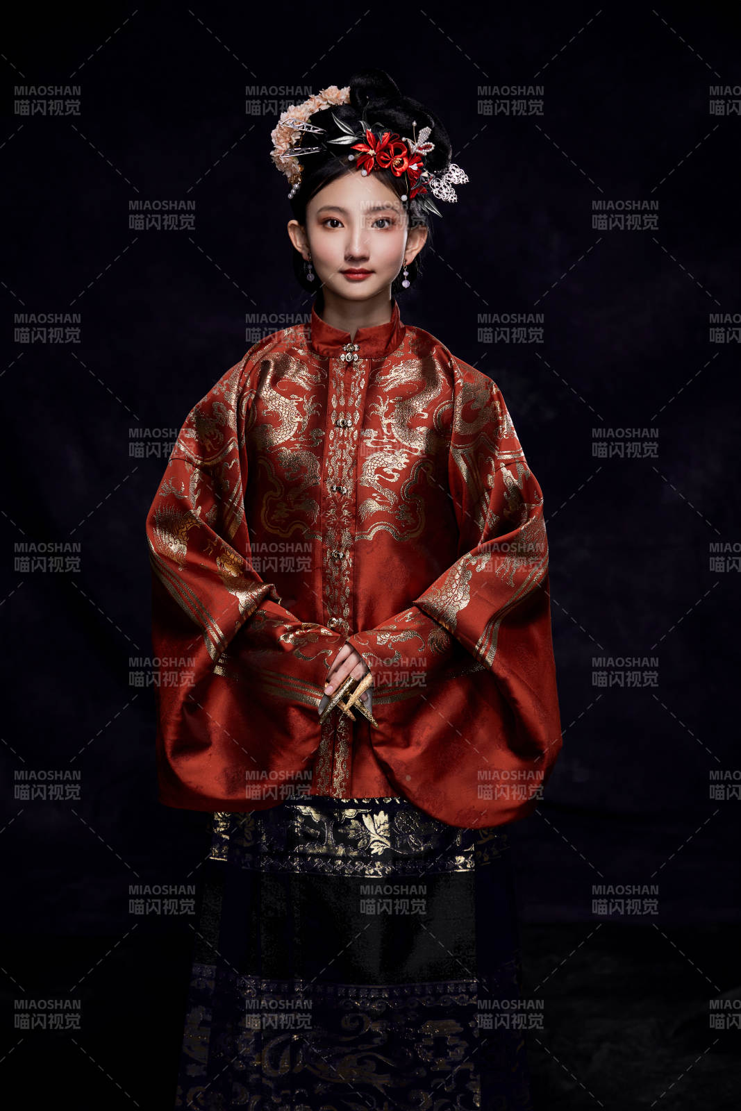 身穿明朝古裝漢服的東方少女