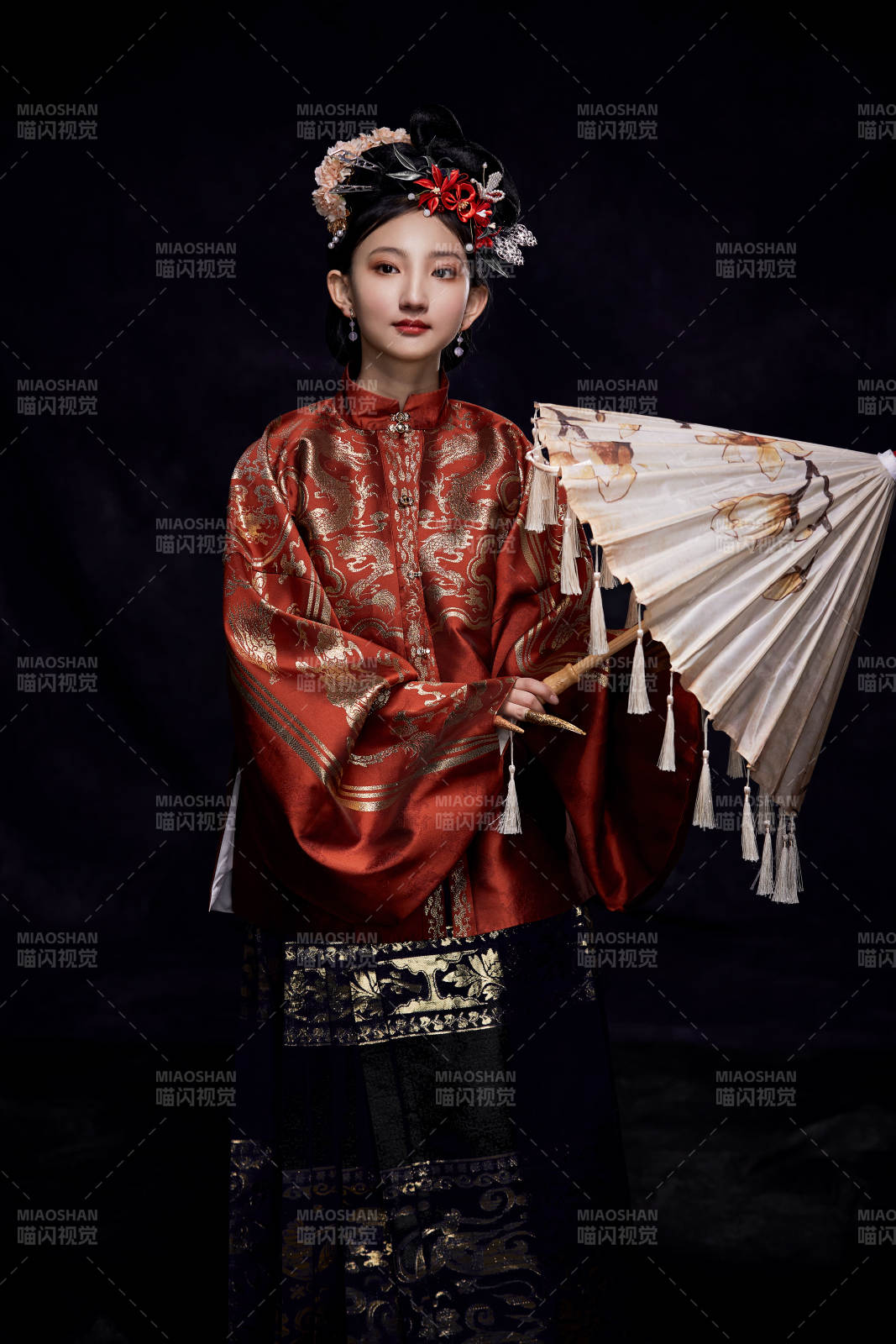 身穿明朝古裝漢服的東方少女