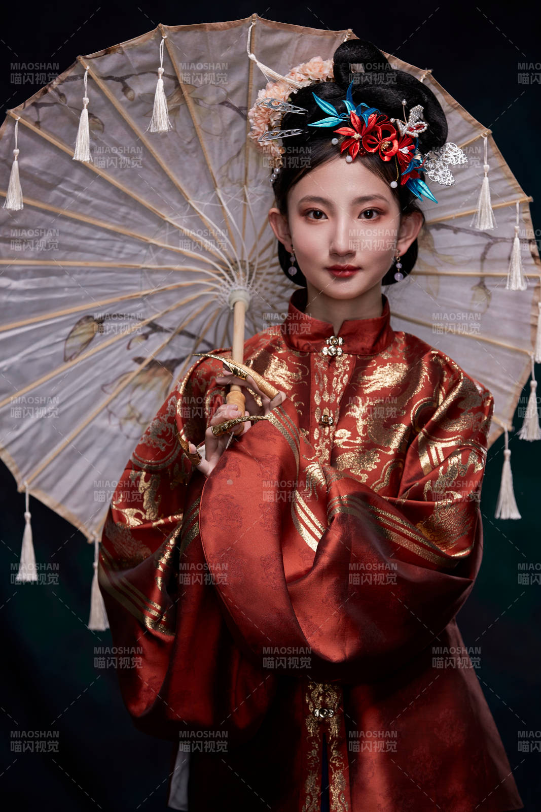 身穿明朝古裝漢服的東方少女