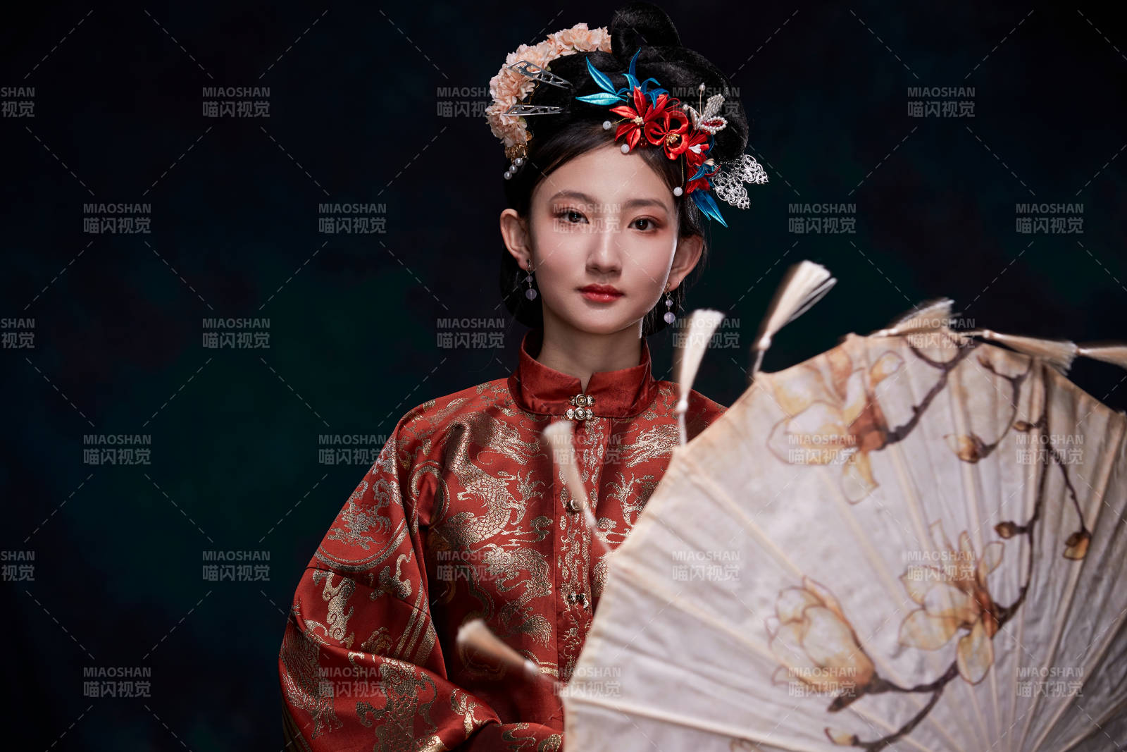 身穿明朝古裝漢服的東方少女