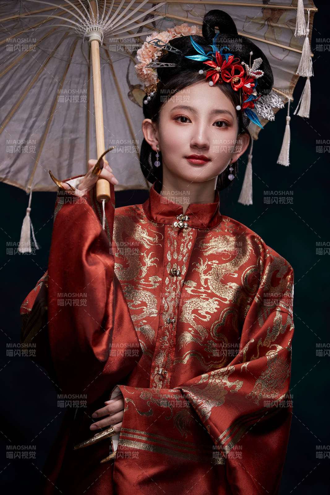 身穿明朝古裝漢服的東方少女