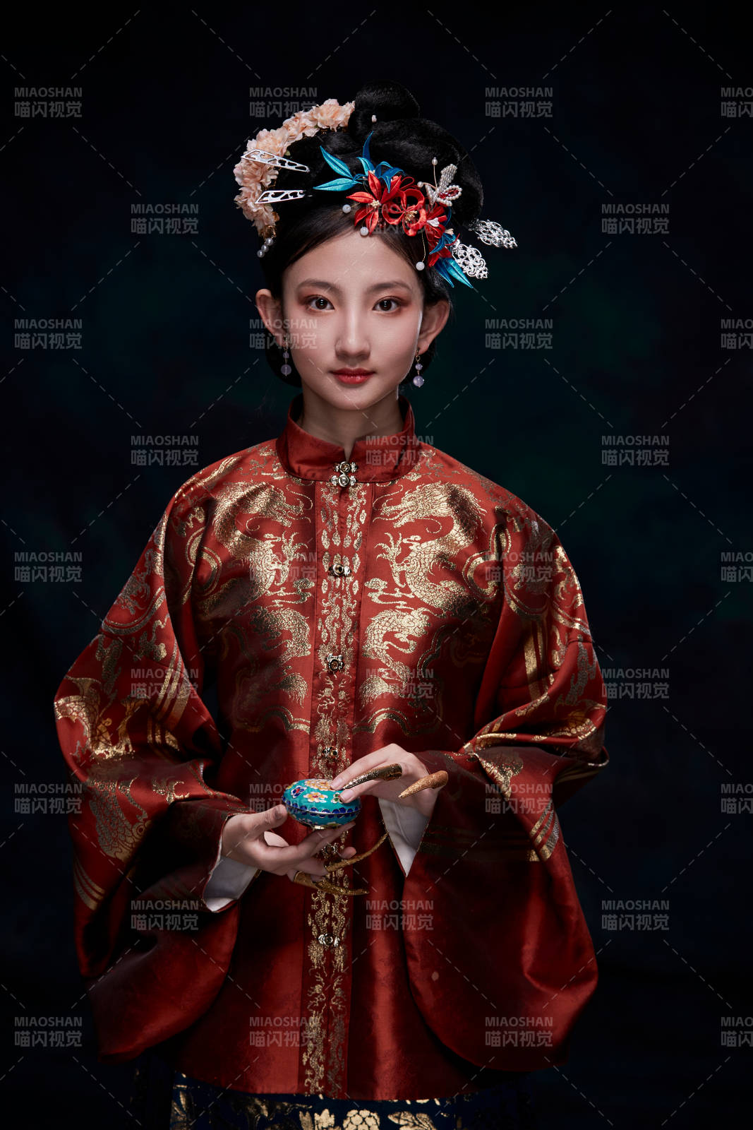 身穿明朝古裝漢服的東方少女