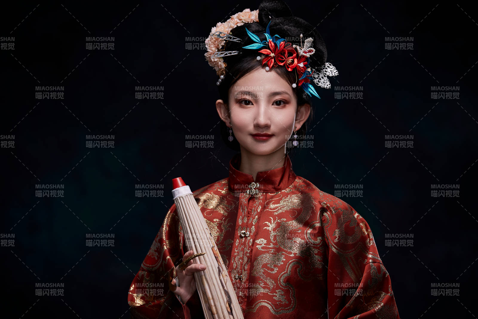 身穿明朝古裝漢服的東方少女