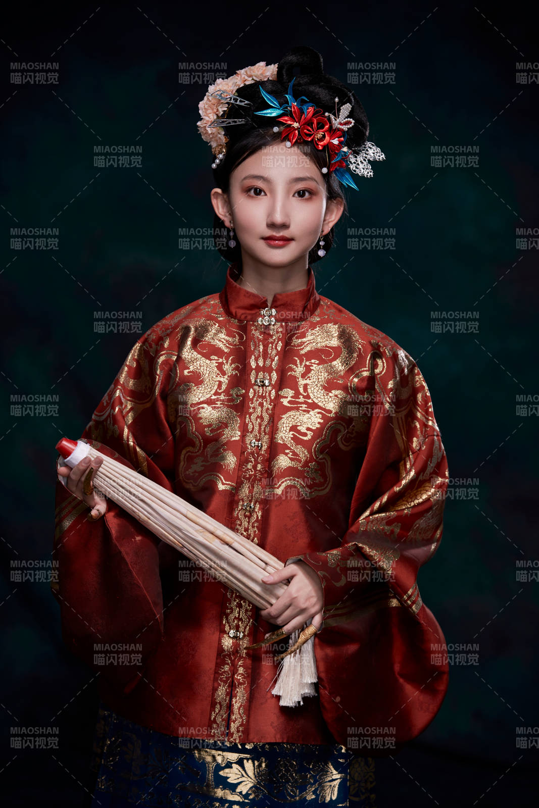 身穿明朝古裝漢服的東方少女