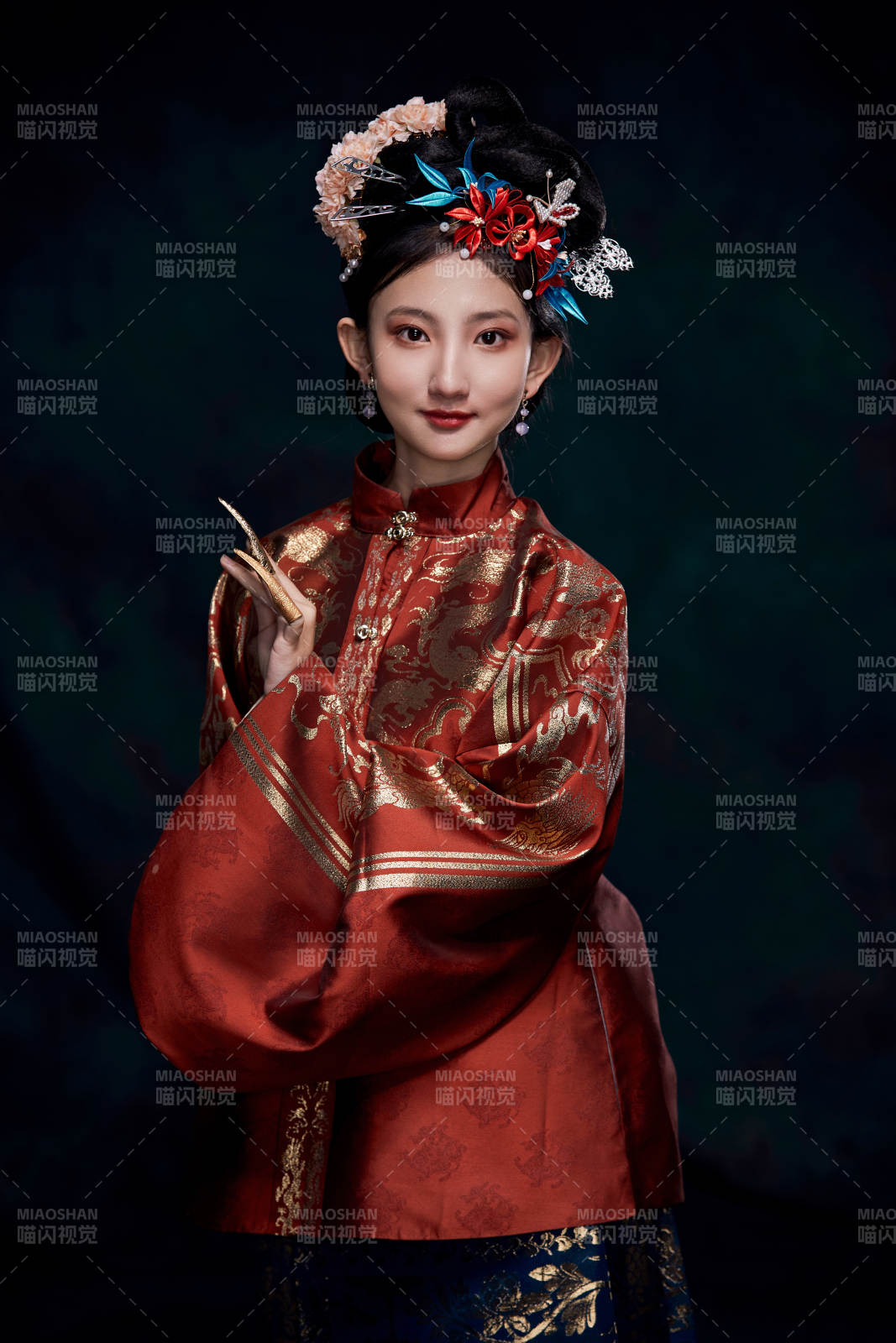 身穿明朝古裝漢服的東方少女