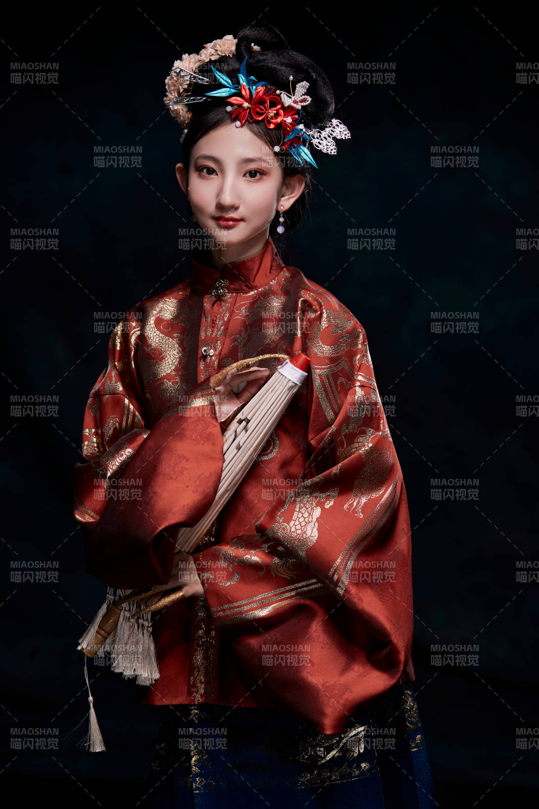 身穿明朝古裝漢服的東方少女