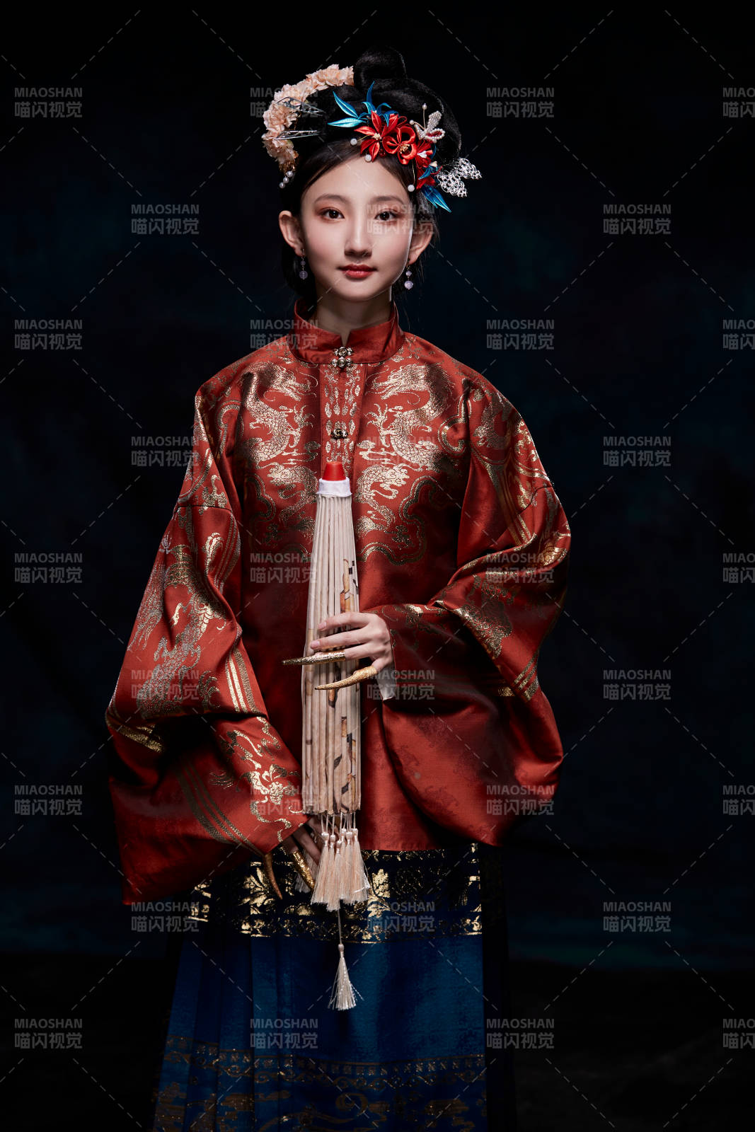 身穿明朝古裝漢服的東方少女