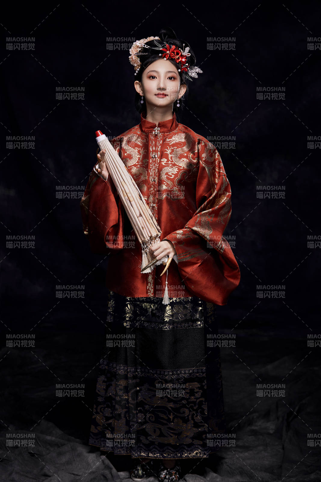 身穿明朝古裝漢服的東方少女