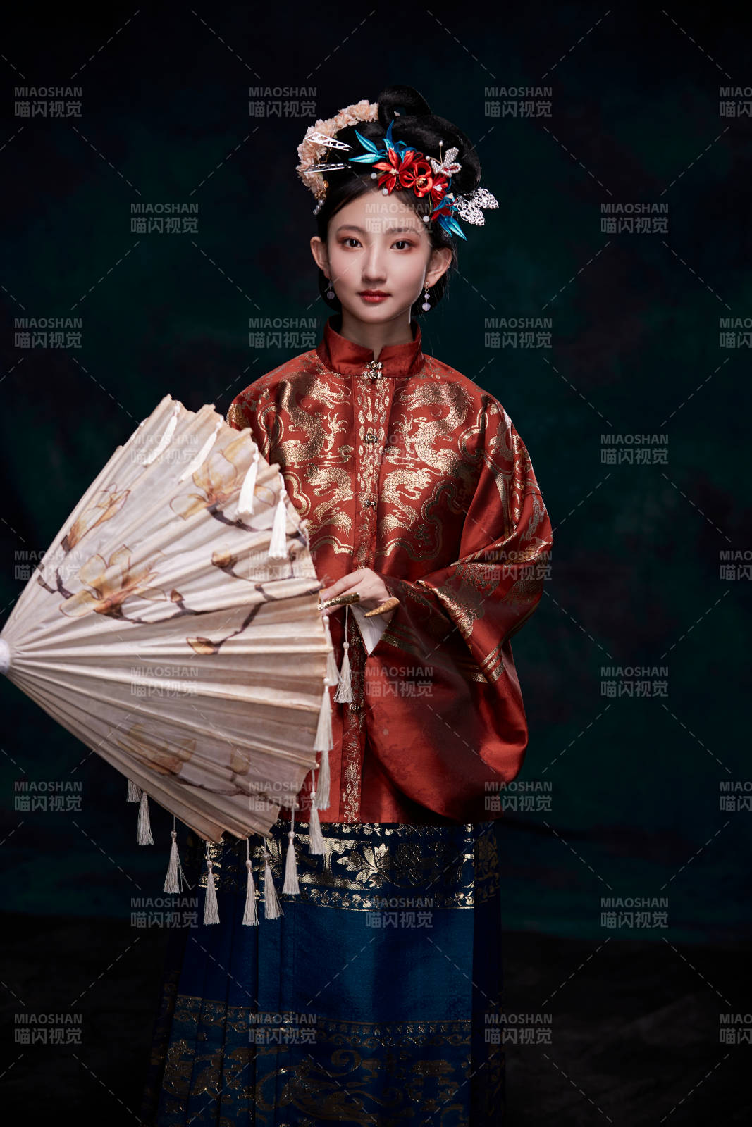 身穿明朝古裝漢服的東方少女