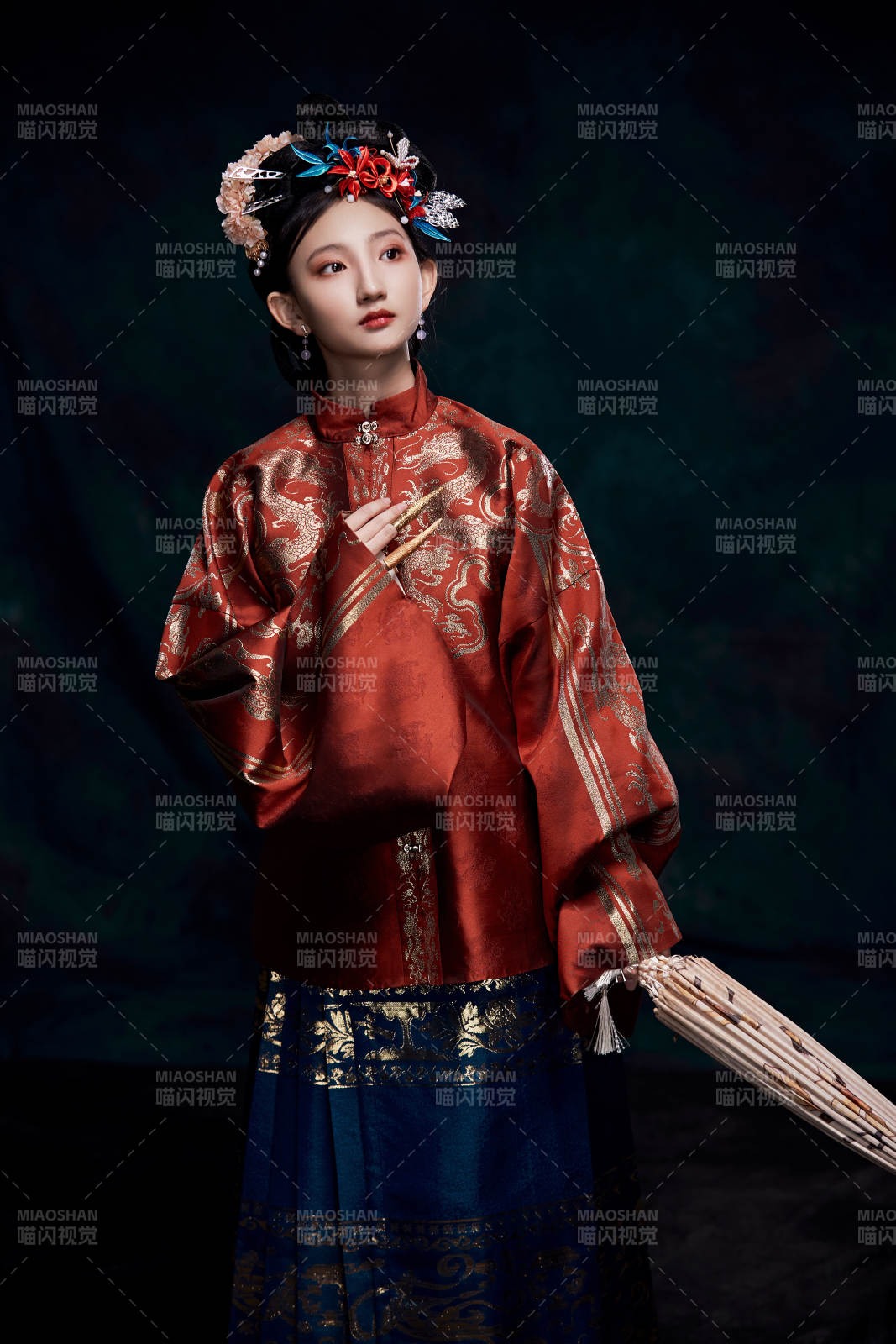 身穿明朝古裝漢服的東方少女