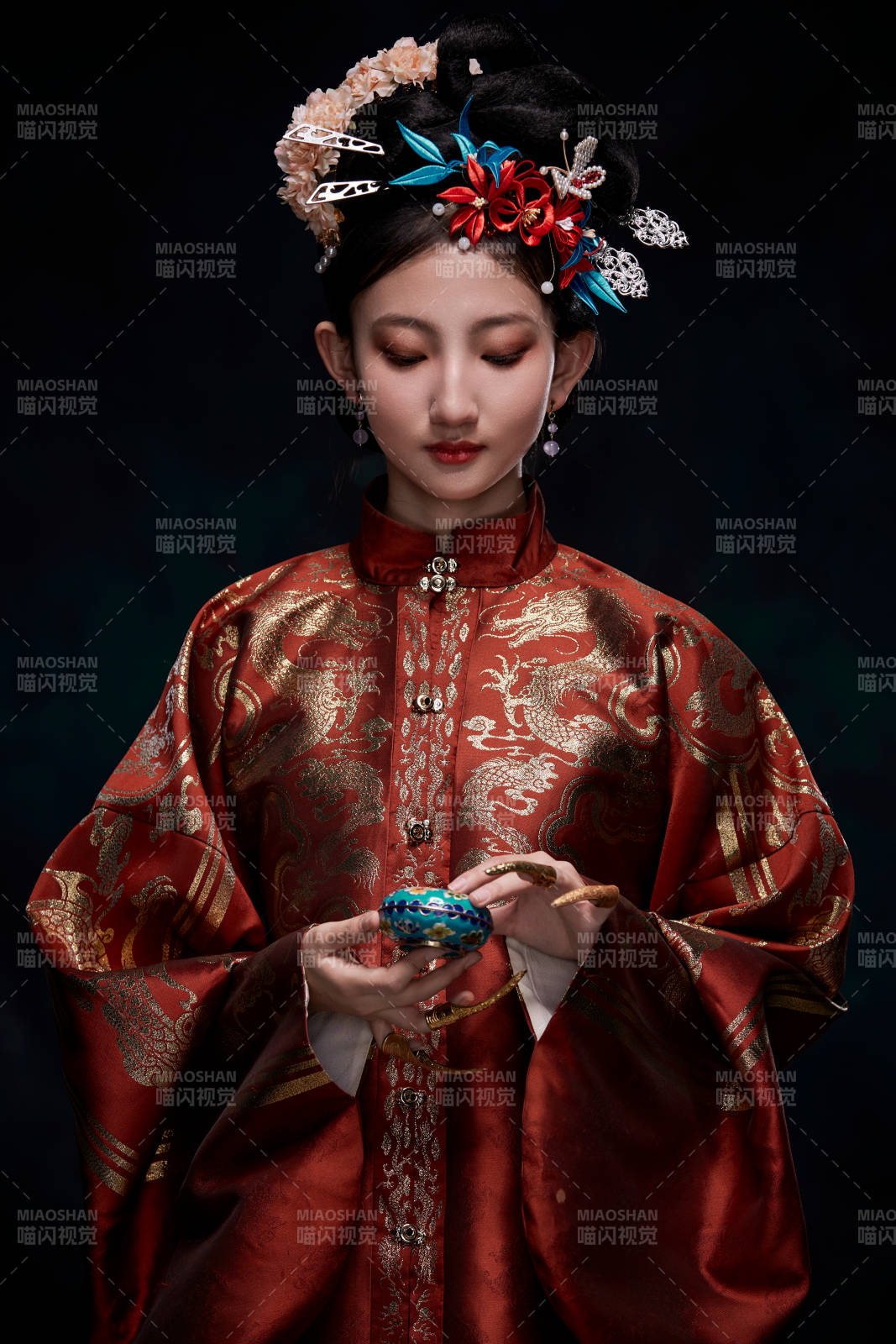 身穿明朝古裝漢服的東方少女