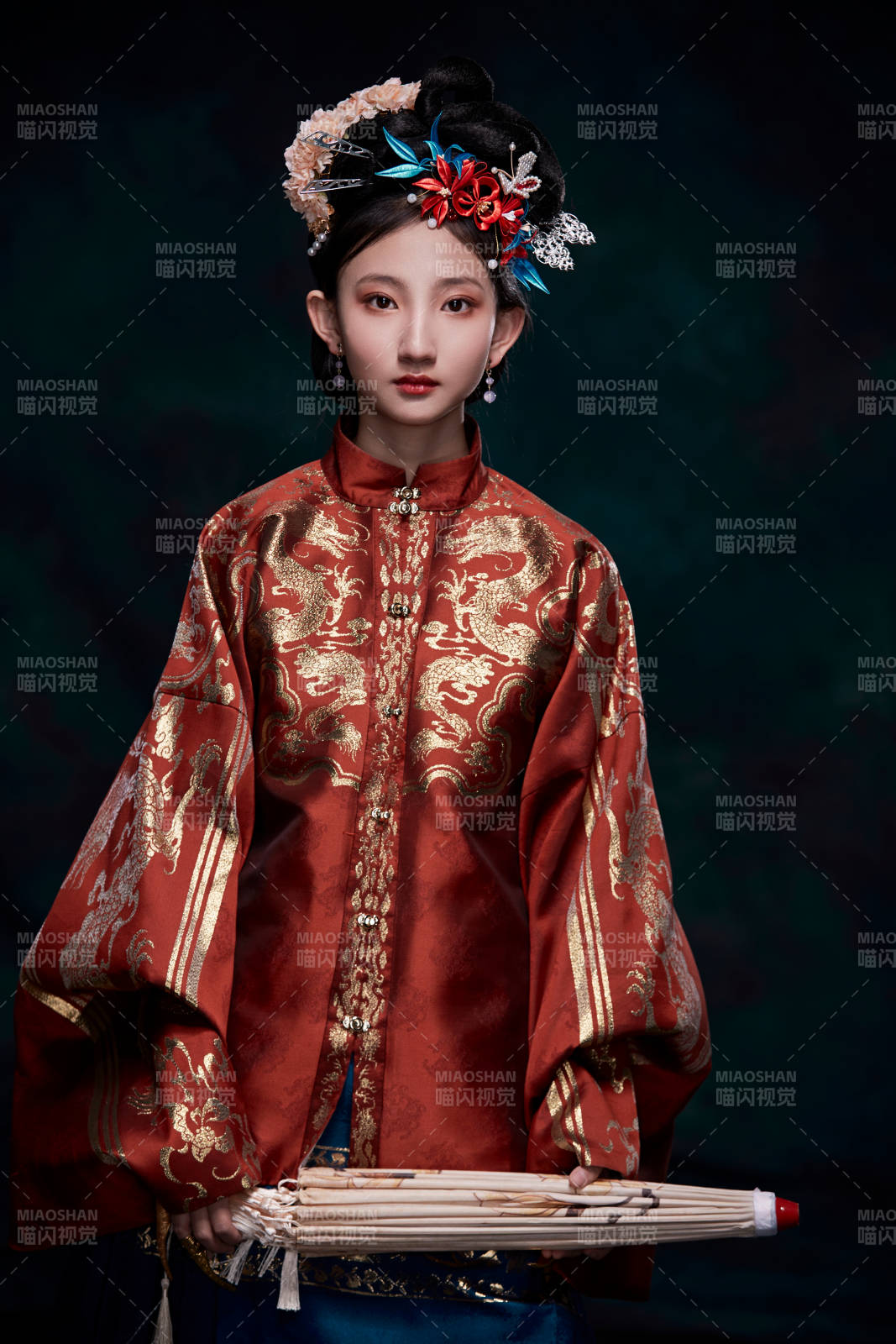 身穿明朝古裝漢服的東方少女