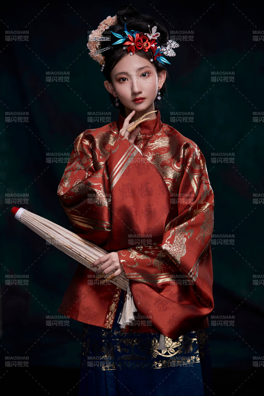 身穿明朝古裝漢服的東方少女