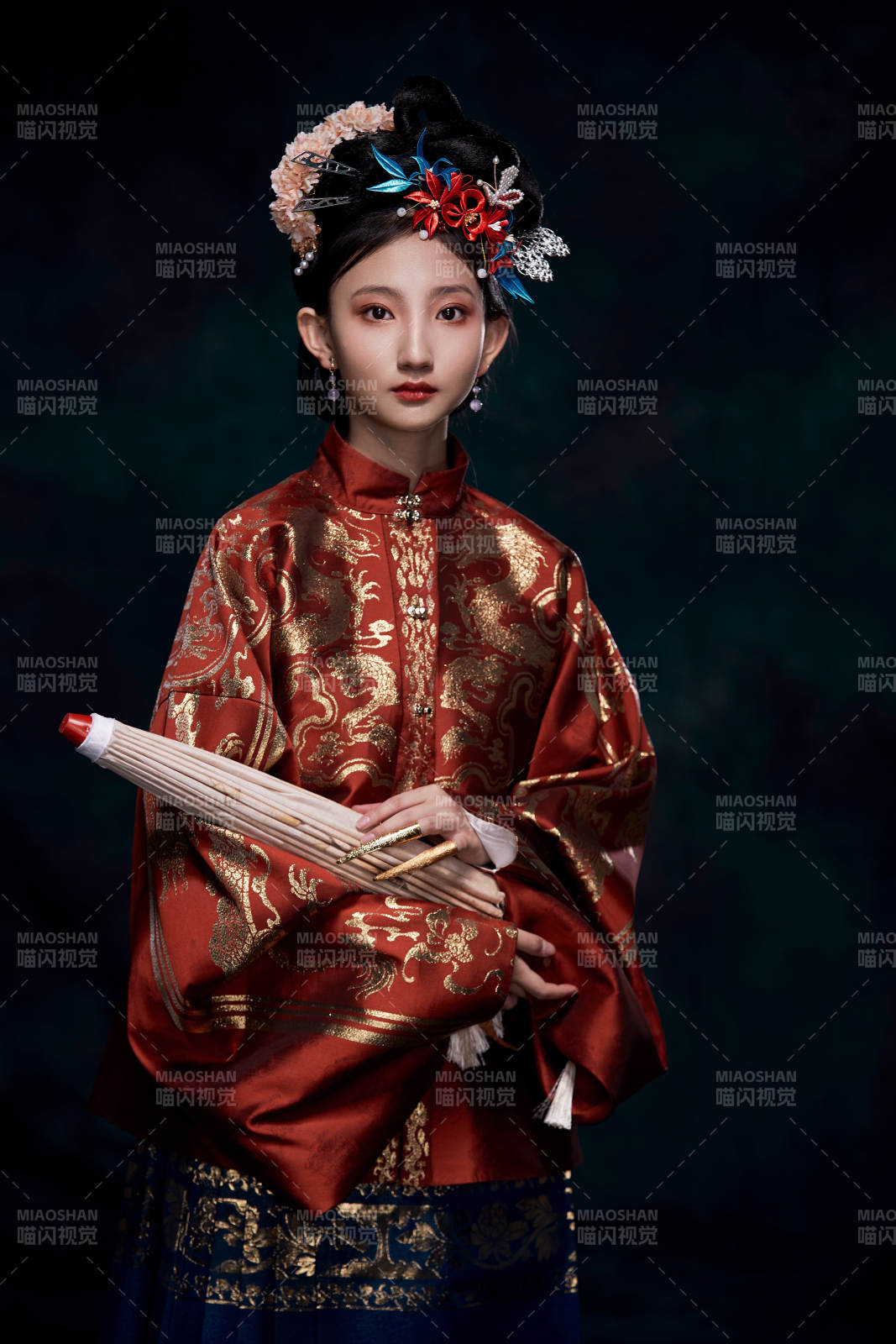 身穿明朝古裝漢服的東方少女