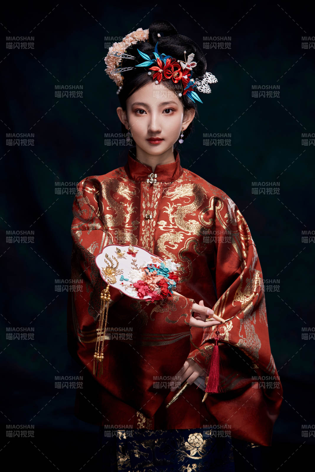 身穿明朝古裝漢服的東方少女