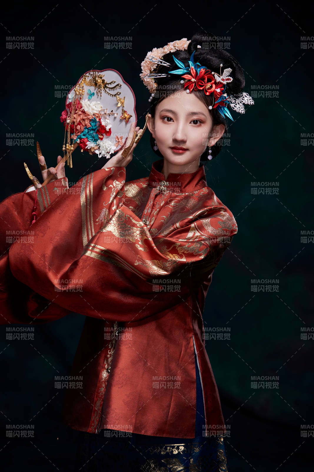 身穿明朝古裝漢服的東方少女