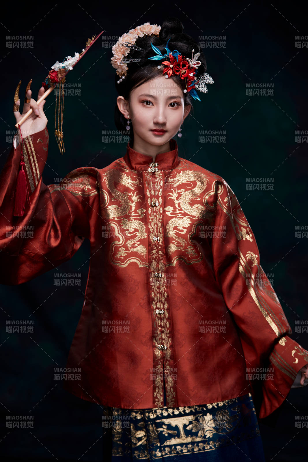 身穿明朝古裝漢服的東方少女