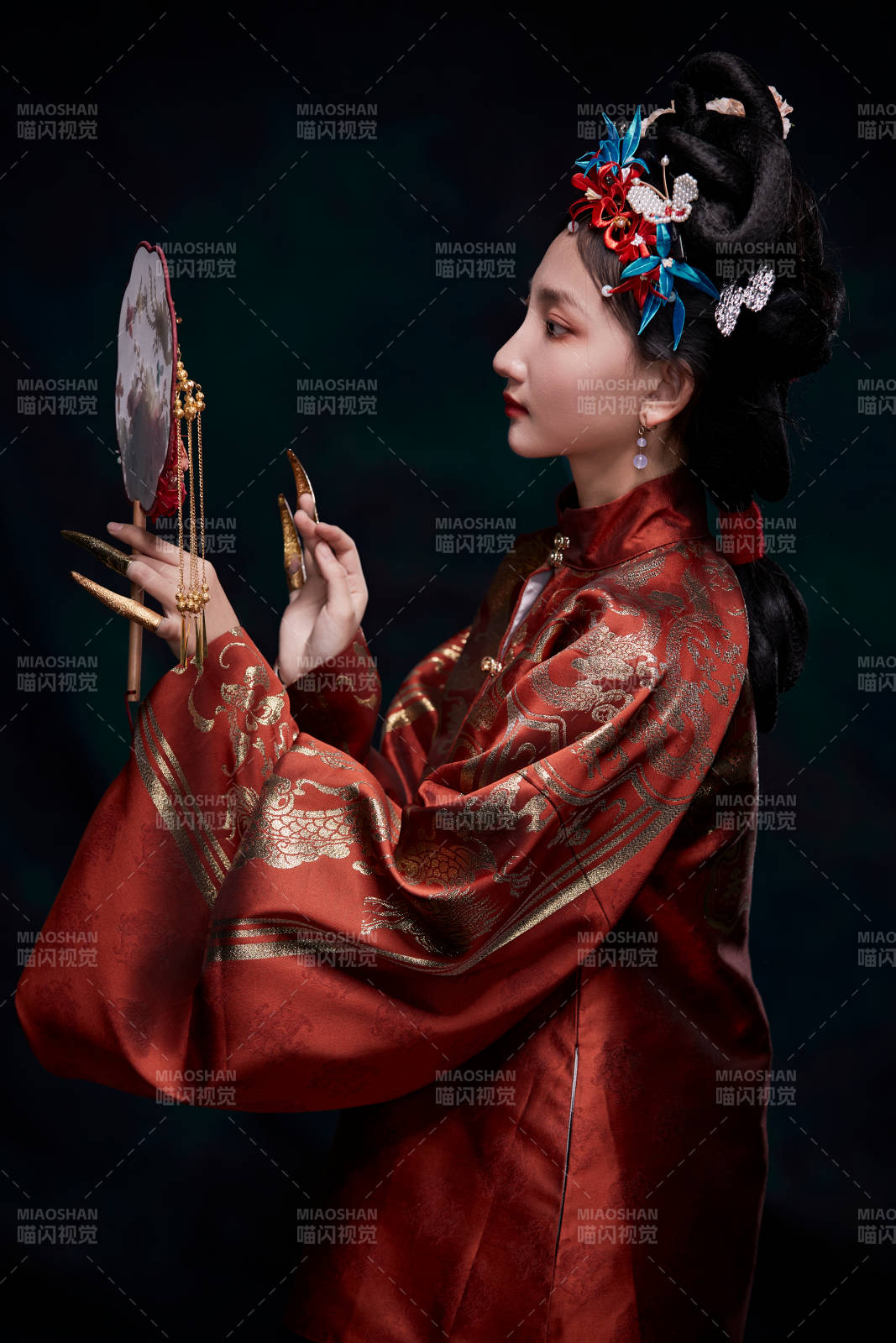 身穿明朝古裝漢服的東方少女