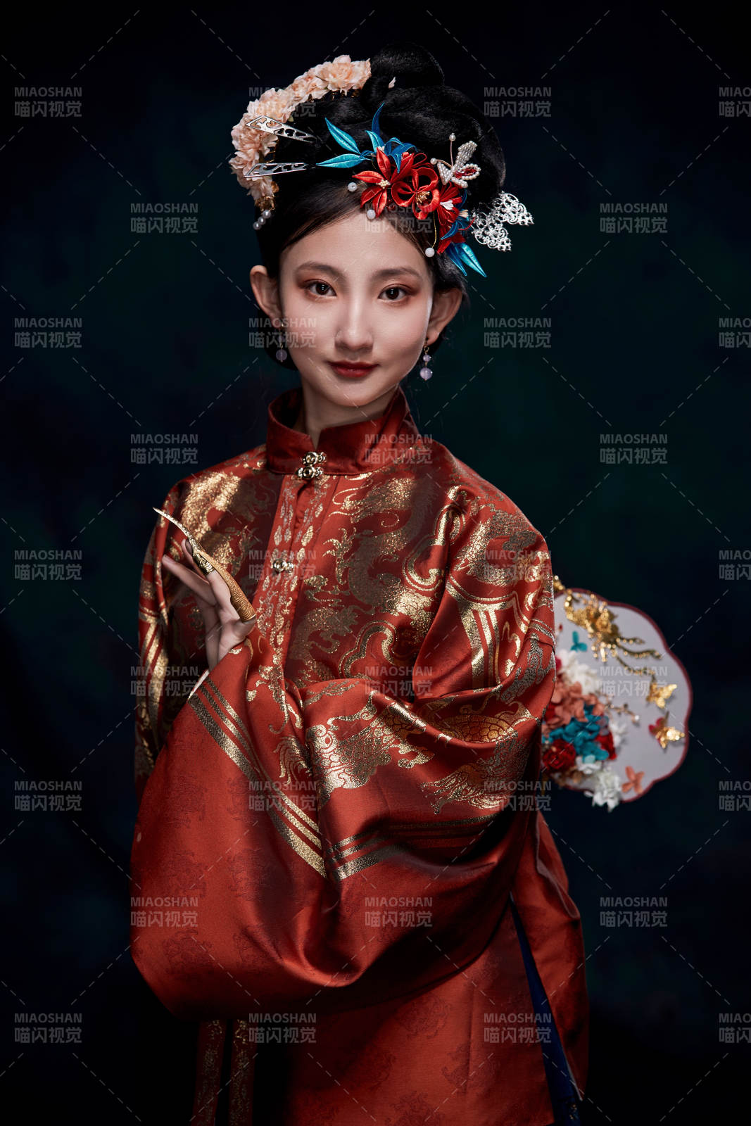 身穿明朝古裝漢服的東方少女