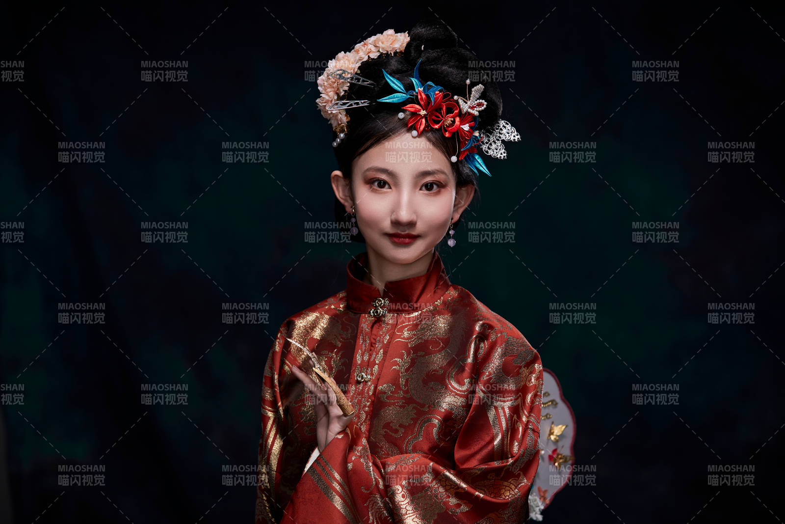 身穿明朝古裝漢服的東方少女