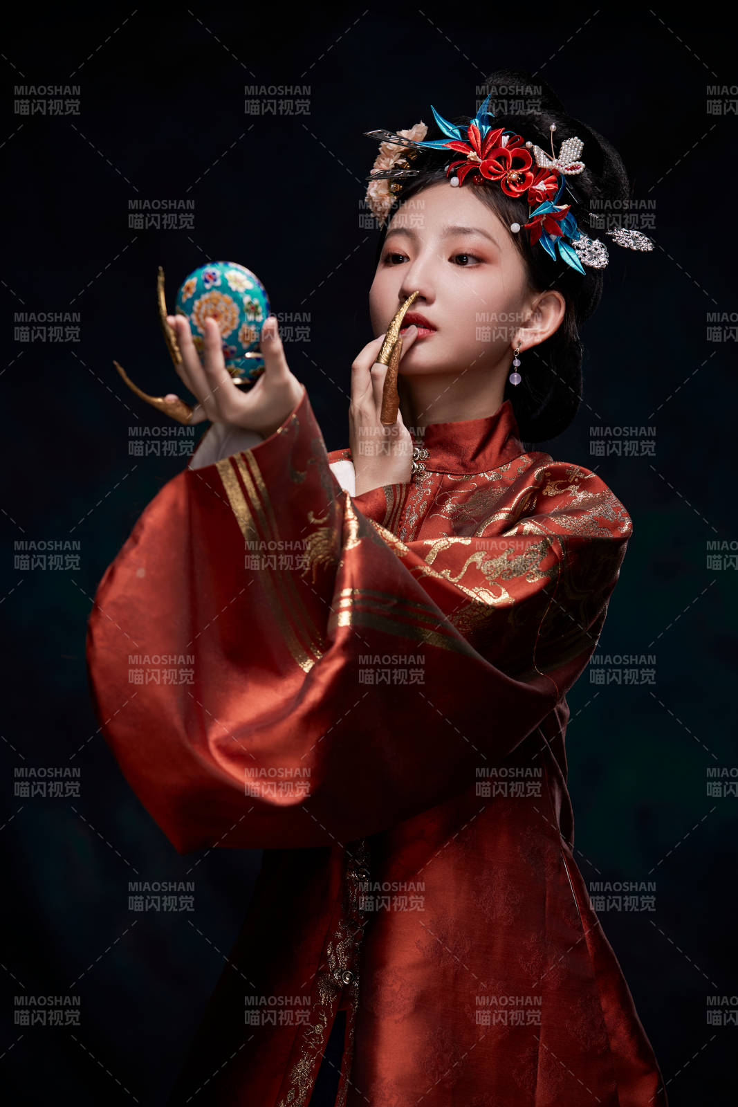 身穿明朝古裝漢服的東方少女