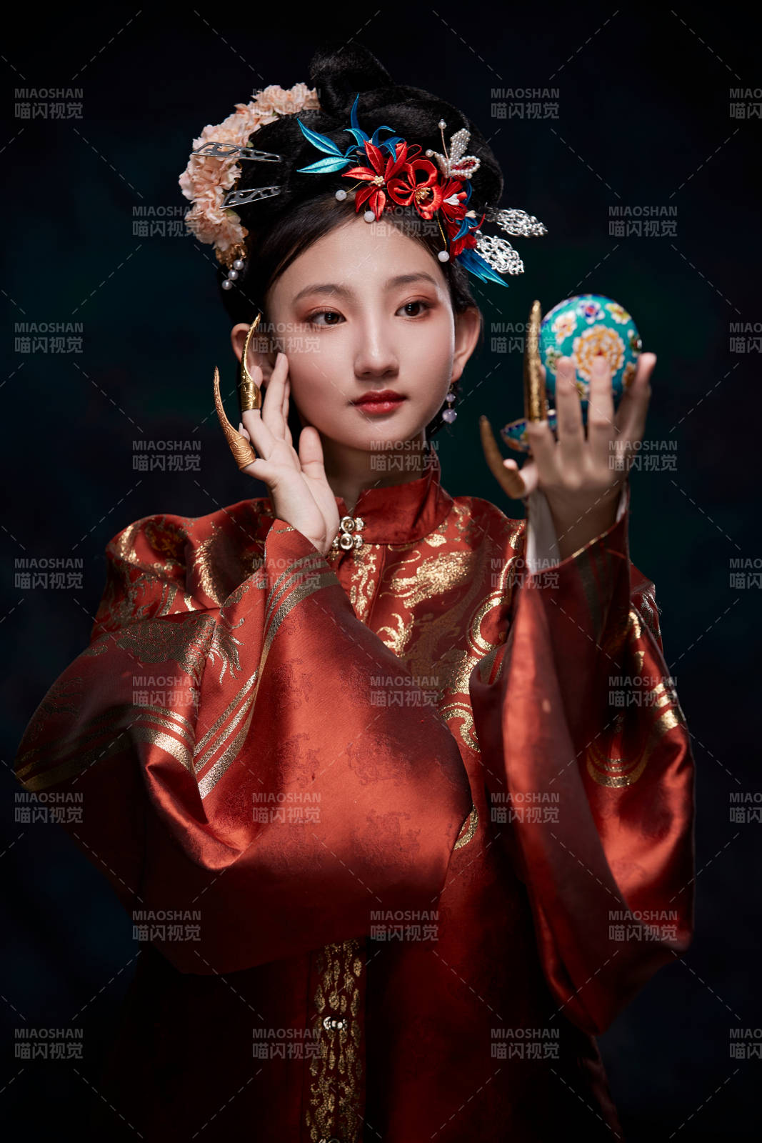 身穿明朝古裝漢服的東方少女