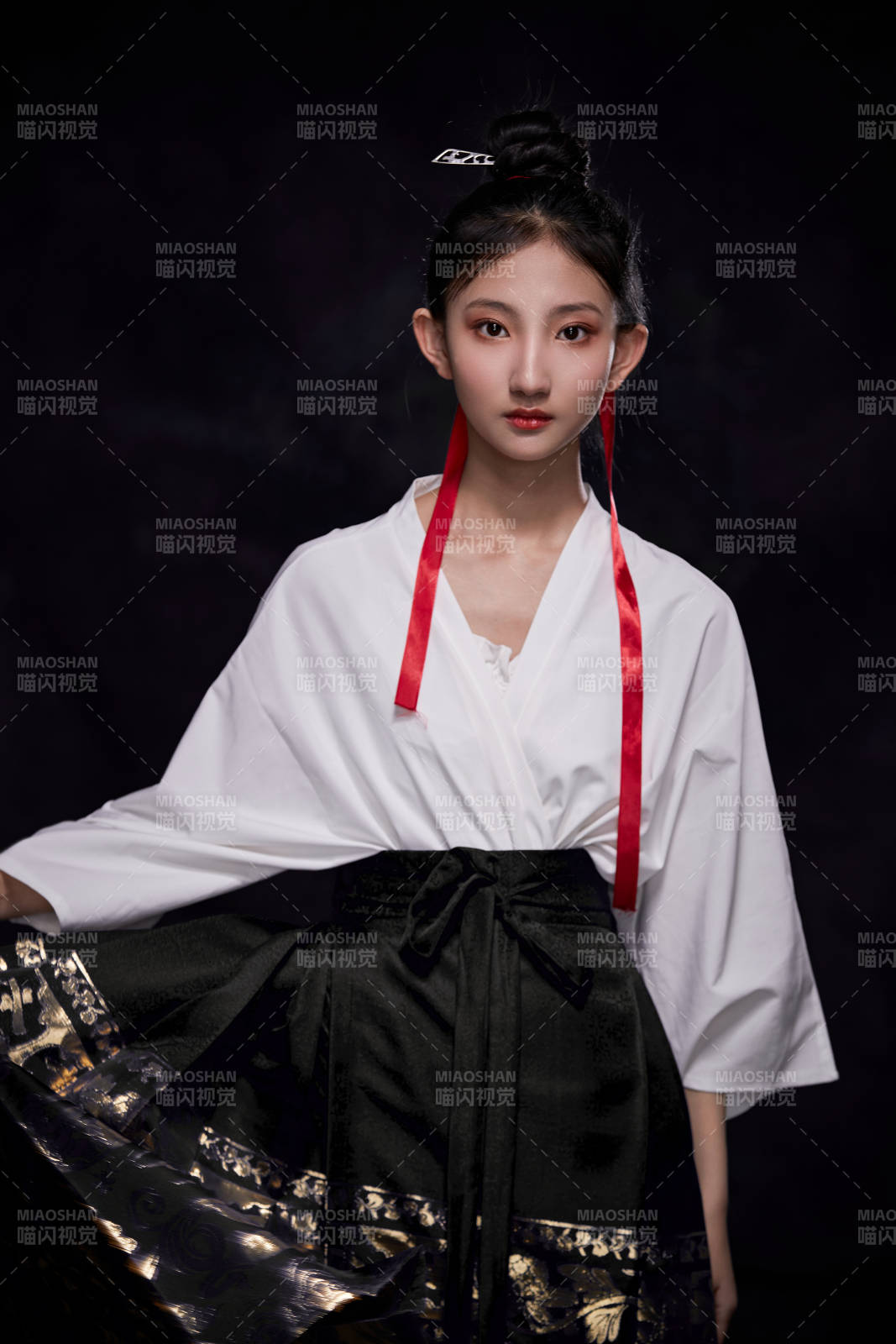 身穿明朝古裝漢服的東方少女