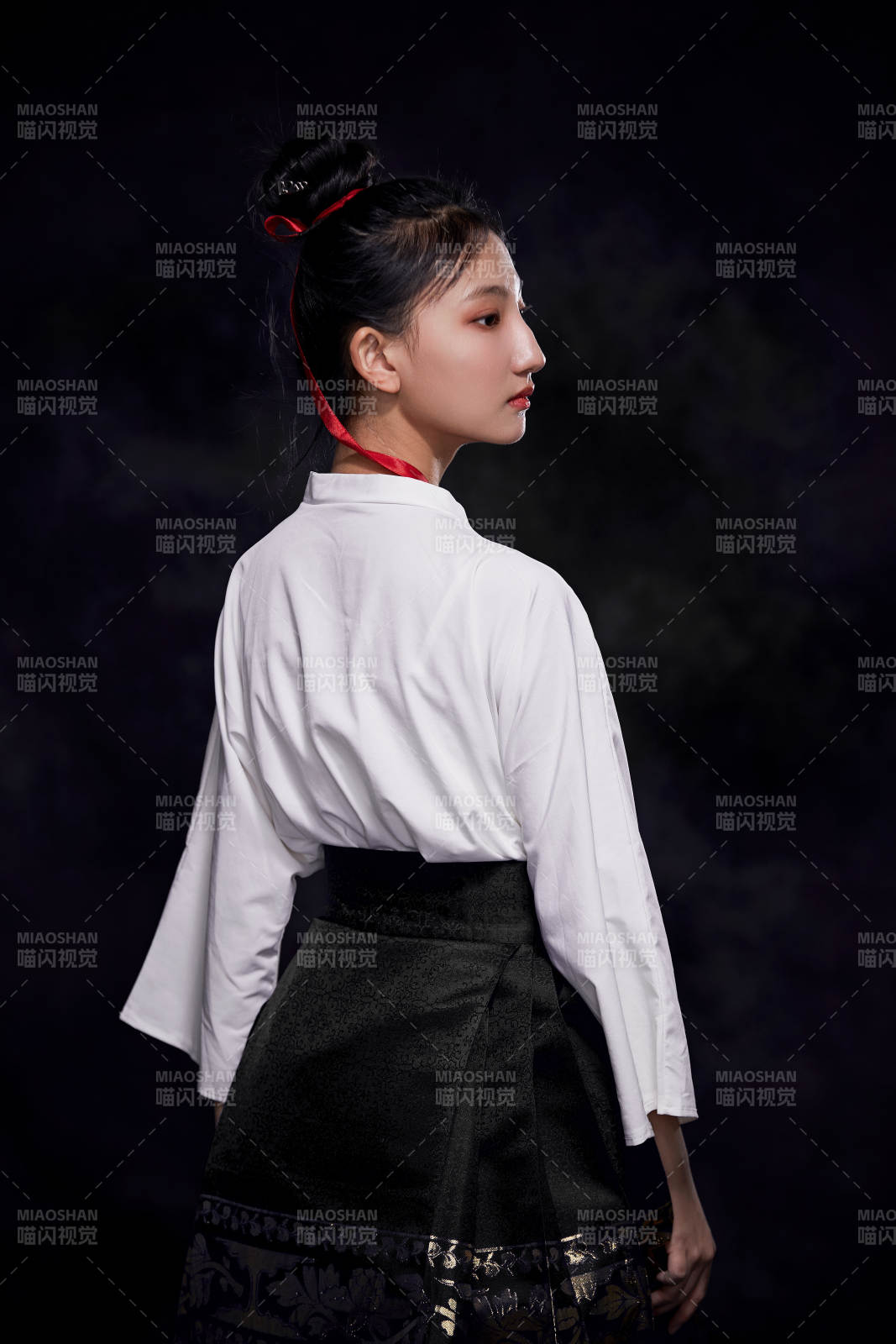 身穿明朝古裝漢服的東方少女