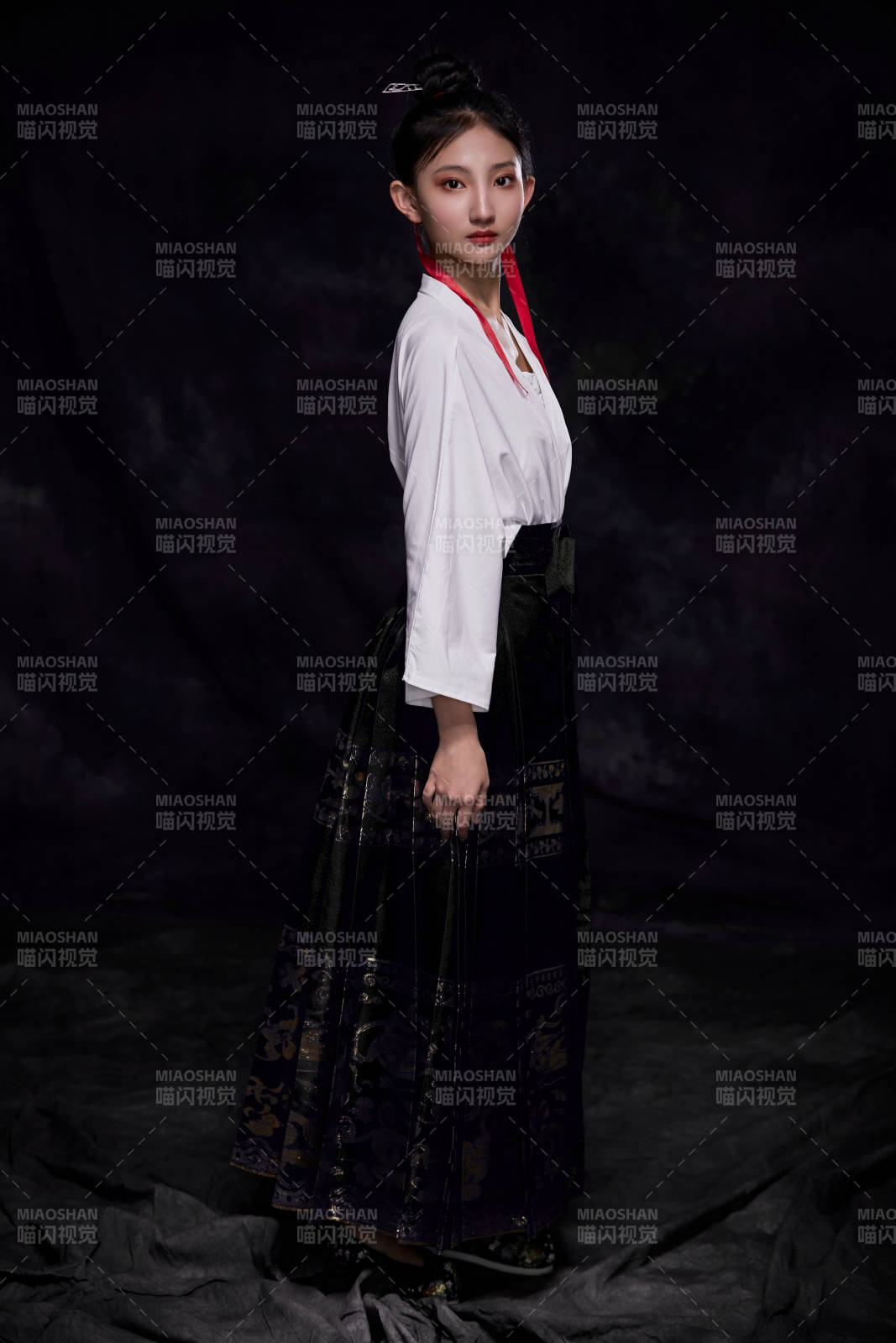 身穿明朝古裝漢服的東方少女