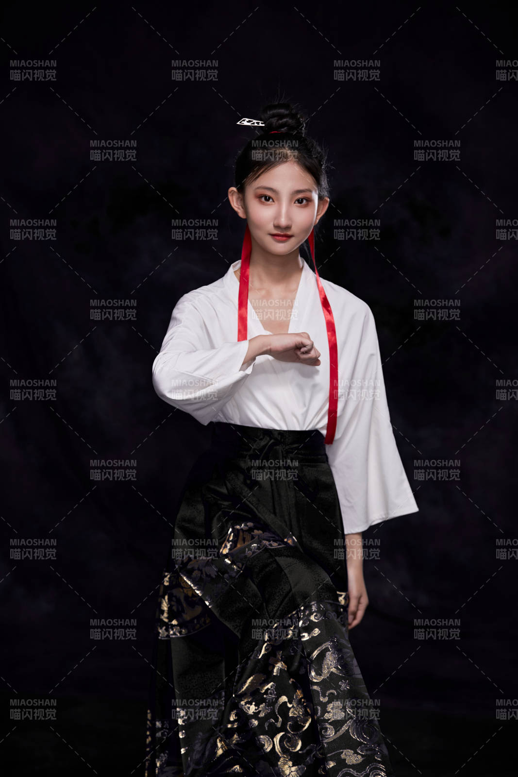 身穿明朝古裝漢服的東方少女