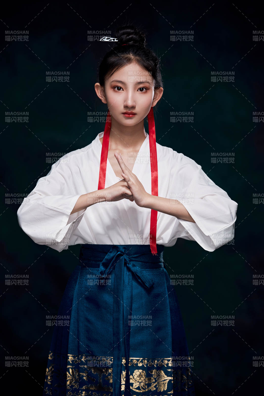 身穿明朝古裝漢服的東方少女