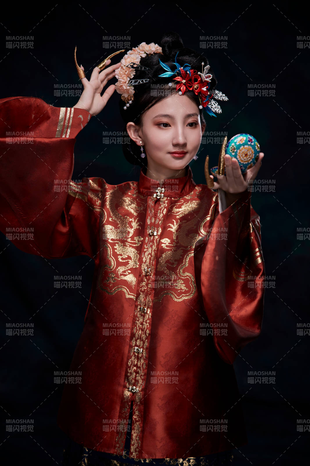 身穿明朝古裝漢服的東方少女