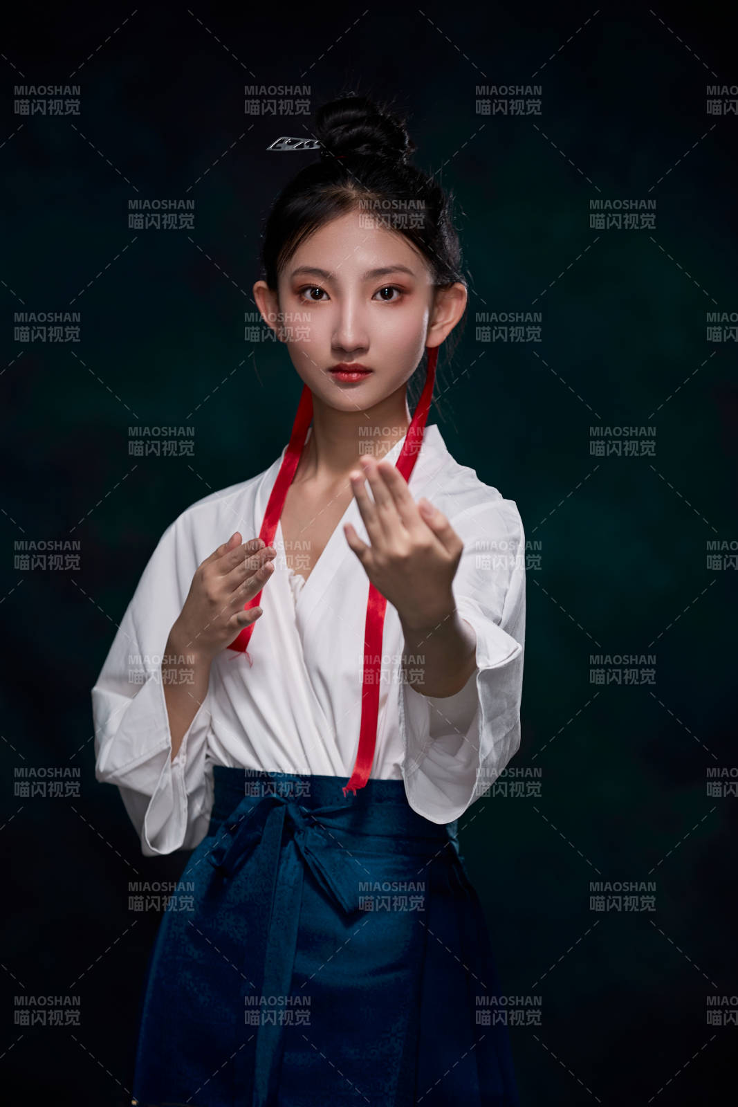 身穿明朝古裝漢服的東方少女