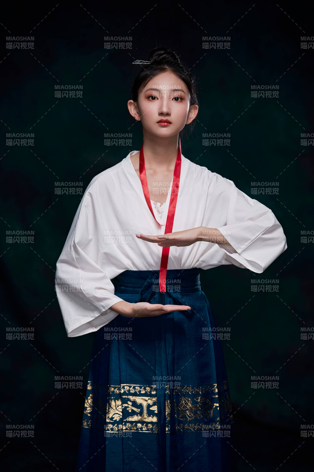 身穿明朝古裝漢服的東方少女